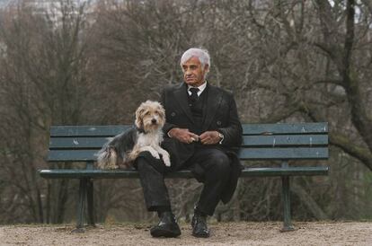 'Un homme et son chien' (Francis Huster, 2008). Ultima aparición de Jean-Paul Belmondo en la pantalla que volvía al cine después de una ausencia de siete años y un periodo de convalecencia a causa de un derrame cerebral. Inspirada en la película Umberto D, uno de los clásicos del Neorrealismo italiano, a pesar del fracaso comercial, la película se convertía en un gran homenaje al actor que acababa de cumplir 75 años.