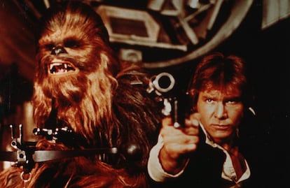 Chewbacca (Peter Mayhew) y Han Solo (Harrison Ford), en un fotograma de 'Star Wars'.