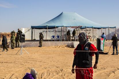 Esta mulher policial vigia a marcha conmemorativa do cuadragésimo primeiro aniversário da criação da RASD no campo de refugiados de Auserd. A segurança nos campos está muito reforçada devido aos perigos que existem no deserto do Sahel. O contrabando de armas e drogas e o avanço do extremismo islamista põem em perigo a segurança dos refugiados de Tinduf. A partir de 1:00 está proibido circular em carro pelo campo de Auserd, onde se reforça a vigilância pelas noites.