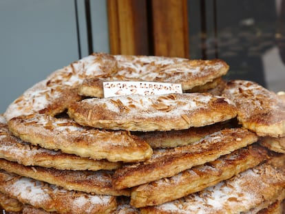 La coca de 'llardons', tradicional en Cataluña, es una coca dulce con chicharrones.