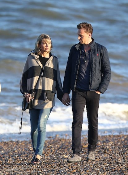 Lo de Taylor Swift y Tom Hiddleston fue un amor de verano. Al poco de terminar con el DJ, Swift empezó con el actor. Fiestas en la playa, fiestas en bares y hasta una camiseta de Hiddleston diciendo que amaba a Swift (con siglas) fueron algunas de las anécdotas que dejó esta corta relación. Aunque los motivos de la ruptura no están claros, varios medios apuntan a que ella quería ser más discreta y él exhibir su amor por la autora de 'Blank Space'.