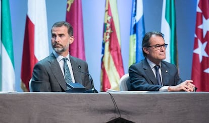 King Felipe VI (l) with Artur Mas in Barcelona on Thursday.