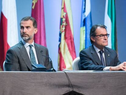 King Felipe VI (l) with Artur Mas in Barcelona on Thursday.