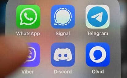 WhatsApp, Signal, Telegram y otras aplicaciones de mensajería en la pantalla de un móvil.