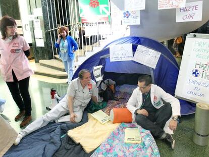 Varios trabajadores sanitarios protestan durante el encierro en el vestíbulo del hospital de Cruces.