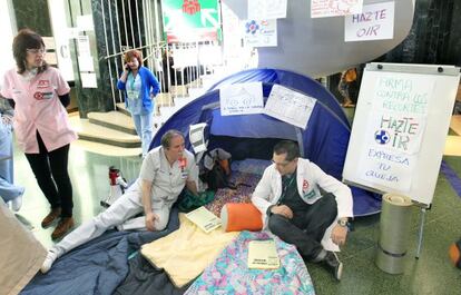 Varios trabajadores sanitarios protestan durante el encierro en el vestíbulo del hospital de Cruces.