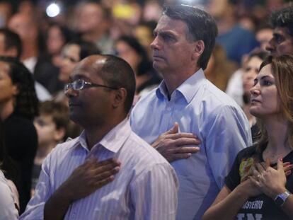 Jair e Michelle Bolsonaro, em culto evangélico neste domingo.