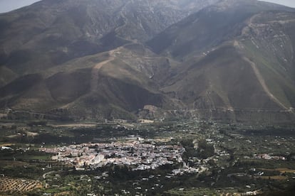 Órgiva, en la falda de Sierra Nevada, es la capital de La Alpujarra granadina. El 25% de sus 5.900 habitantes es extranjero, y casi la mitad de estos, británicos.