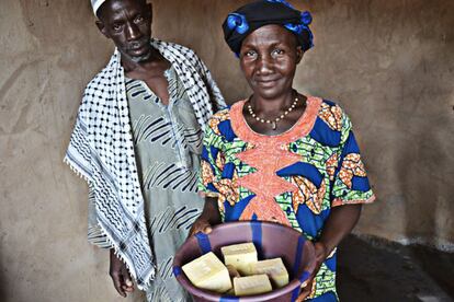 Fati muestra el jabón que ella y otras mujeres fabrican en Burkina Faso. En los países en desarrollo la responsabilidad de la seguridad alimentaria recae en las mujeres rurales.
