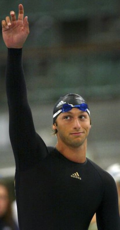 Ian Thorpe saúda os espectadores em um torneio de Sidney em 2004.