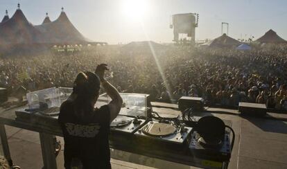 El Dj madrile&ntilde;o Cristian Varela durante su actuaci&oacute;n en la XV edici&oacute;n del Monegros Desert Festival.