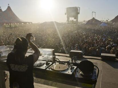 El Dj madrile&ntilde;o Cristian Varela durante su actuaci&oacute;n en la XV edici&oacute;n del Monegros Desert Festival.