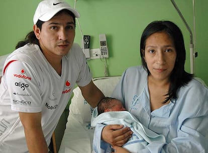 Manuela Cristina Castillo, junto a su marido, Daniel Octavio Ortiz Guerrero, y la recién nacida.