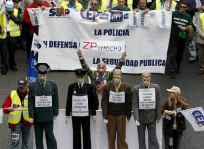 Cuatro maniquíes, tres vestidos de policías y un cuarto con el de la Guardia Civil, encabezaban la manifestación.