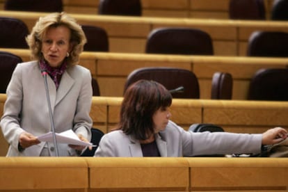 La ministra de Sanidad, Elena Salgado (i), acompañada de la ministra de Medio Ambiente, Cristina Fomento, en el Pleno del Senado.