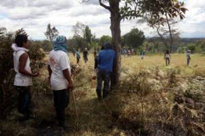 Un grupo de campesinos espera este miércoles 21 de agosto de 2013, durante enfrentamientos con integrantes del Ejército en la vía que de Popayán conduce a Cali, al suroeste de Colombia.