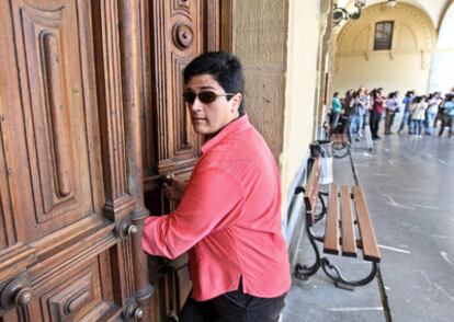 Fotografía de 2008 de la alcaldesa de Hernani, Marian Beitialarrangoitia, de ANV, llegando al Ayuntamiento de esta localidad guipuzcoana.