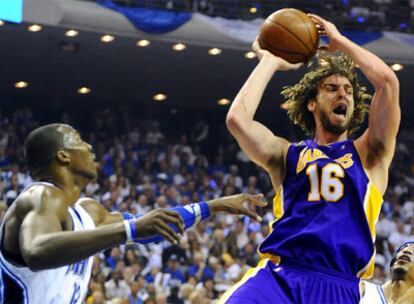 Dwight Howard y Pau Gasol en un encuentro de la temporada pasada.