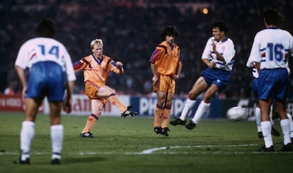 Koeman, en el lanzamiento de falta que dio al Barça su primera Champions ante la Sampdoria en 1992