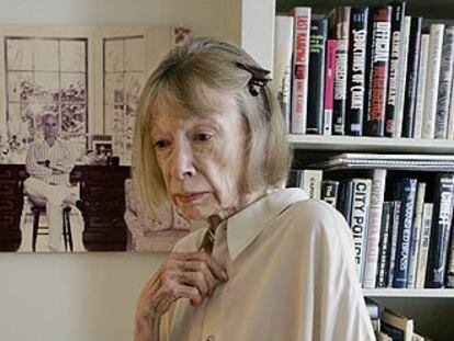 La escritora Joan Didion, en su apartamento de Nueva York. AP