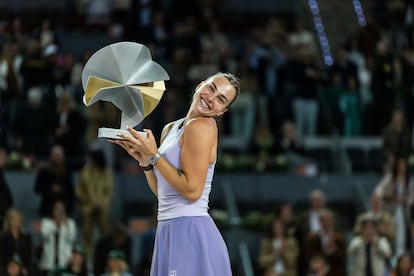 Aryna Sabalenka, este sábado con el trofeo del Masters de Madrid tras ganar a Coco Gauff en la final.