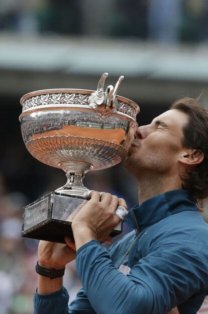 Nadal levanta el trofeo de Roland Garros por octava vez.