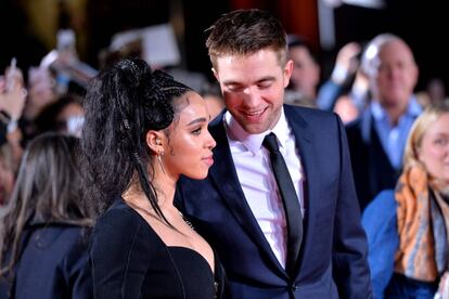 FKA Twigs y Robert Pattinson, en un estreno en Londres el pasado febrero.