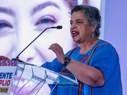 La precandidata presidencial del Frente Amplio por México, Beatriz Paredes, durante su participación en el segundo Foro Regional en la ciudad de Monterrey, México.