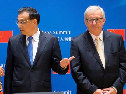 Donald Tusk y Jean-Claude Juncker junto al primer ministro chino, Li Keqiang, en la última cumbre bilateral de 2017. 