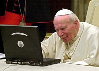 Juan Pablo II, ante el portátil de la Santa Sede desde el que ha mandado el <i>e-mail</i>.