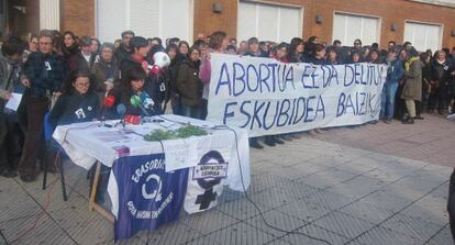 Un momento de la concentración ante el Hospital de Cruces.