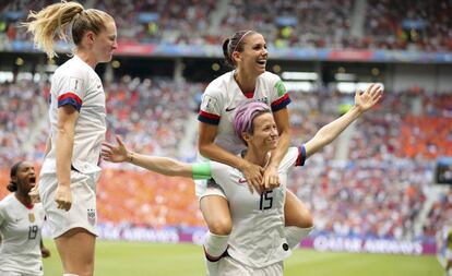 Rapinoe celebra el 1-0 a Holanda.