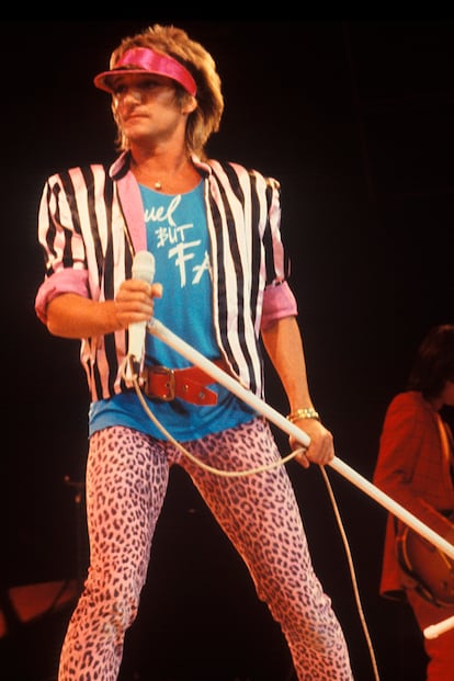 Visera. Y americana a rayas (con forro rosa), camiseta con mensaje y pitillos de leopardo. En un concierto en Florida en 1981.