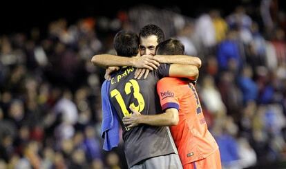Busquets, abrazado por sus compañeros al finalizar el encuentro.