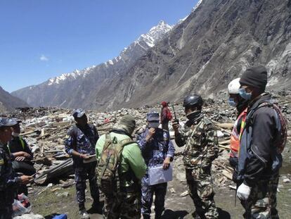 Varios soldados nepal&iacute;es inspeccionan los destrozos provocados por el terremoto que asol&oacute; Nepal, en el valle de Langtang, el 2 de mayo. 