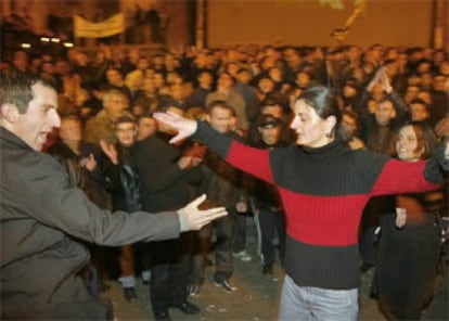 Tras expulsar al presidente del Parlamento, la fiesta estalló entre los opositores a Shevardnadze. En la imagen, dos jóvenes bailan frente al Parlamento jaleados por la multitud.