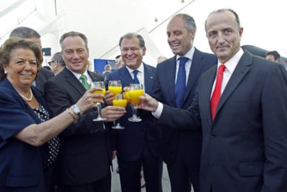 Valencia mayor Rita Barberá (left), Valencia premier Francisco Camps (second from right) and Industry Minister Miguel Sebastián (right) toast with Ford directors