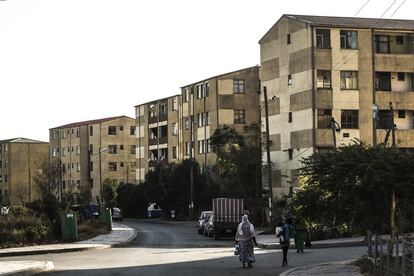 <p>La capital etíope está creciendo a un ritmo notable: incluyendo la periferia, alcanza los 4,5 millones de habitantes que, acorde con algunas previsiones, podrían llegar a los 8,1 millones en 2040. La inauguración en septiembre de 2015 del tranvía de superficie, el primero del África subsahariana, es una de las señales más significativas de la transformación en curso: un desarrollo repentino que recuerda el de los países asiáticos. </p>

<p>Las calles de Membra Hailt están vacías por la mañana y por la tarde. Los eritreos salen por la noche para tomar café y cerveza. En general, las mujeres se quedan en casa. Muchas están en Addis sin maridos, ya llegados a Europa, a la espera de una reagrupación familiar.</p>
