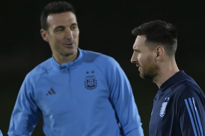 ;Mundial Qatar 2022: el entrenador Lionel Scaloni, en el fondo, y Lionel Messi, estrella de la selección argentina, en Doha