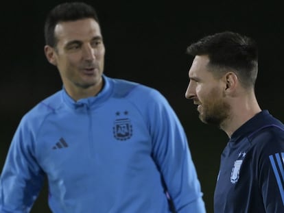 El entrenador Lionel Scaloni, en el fondo, y Lionel Messi, estrella de la selección argentina, en Doha, este viernes.