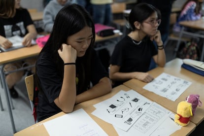 Alumnas del instituto Montserrat Roig en la clase de japonés. 