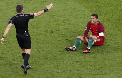 Portugal's Cristiano Ronaldo reacts next to Referee Nicola Rizzoli during the Euro 2016 Group F soccer match between Portugal and Austria at the Parc des Princes stadium in Paris, France, Saturday, June 18, 2016. (AP Photo/Francois Mori)