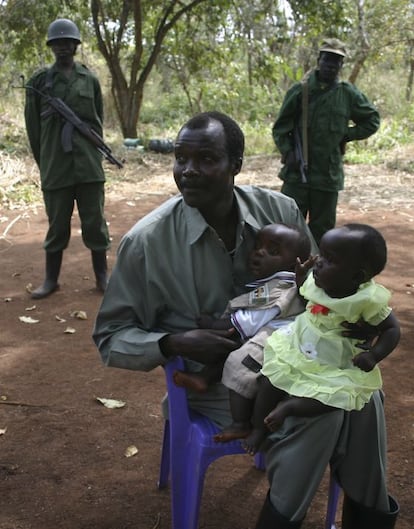 Joseph Kony con sus hijos en el sur de Sud&aacute;n en 2008.