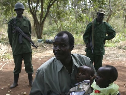 Joseph Kony con sus hijos en el sur de Sud&aacute;n en 2008.