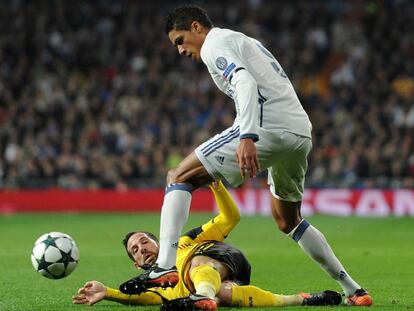 Varane, de pie, y Gonzalo Castro, durante el encuentro en el que el central del Madrid fue desvalijado.