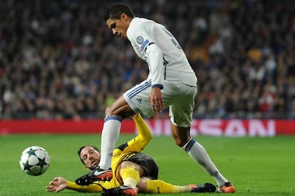 Varane, de pie, y Gonzalo Castro, durante el encuentro en el que el central del Madrid fue desvalijado.