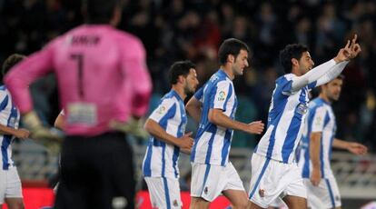 Los jugadores de la Real celebran un gol ante el Levante.