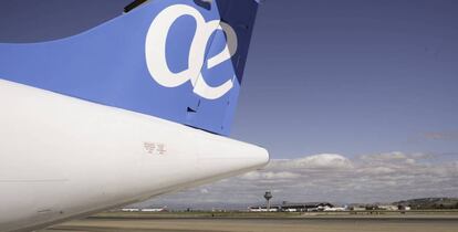 La cola de un avión de Air Europa, con la terminal 4 de Barajas de fondo.