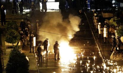 Un coctel molotov lanzada por los manifestantes explota cerca de los agentes antidisturbios frente al Parlamento. La protesta se inició a media tarde, pero alcanzó su mayor tensión cuando un grupo de unos 300 manifestantes intentaron romper el cordón policial que impedía el acercamiento al parlamento ateniense, donde el primer ministro Antonis Samaras iba a presentar para su aprobación un nuevo plan de austeridad. Una veintena de personas fue detenida.