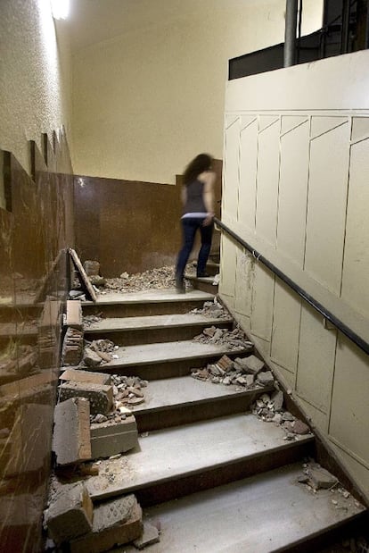 La escalera del piso asignado a CC OO que CGT trató de ocupar, hace dos semanas.